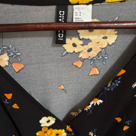 Divided| H&M| Black Jersey Knit Shorts Romper w/Yellow Floral Pattern Sz 8 - Picture 3 of 5